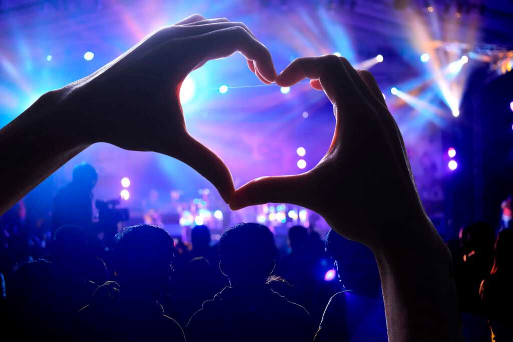 Augusztusi programkavalkád Abádszalókon – koncert, tánc, mozi és nyári pezsgés a Tisza‑tónál